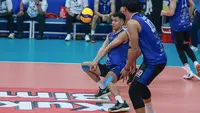 Aksi-aksi Opposite Jakarta LavAni Livin Transmedia, Reyval Deho Fernanda, saat menghadapi Jakarta Bhayangkara Presisi pada laga terakhir Final Four Proliga 2025 di GOR Sritex Arena, Solo, Minggu (4/5/2025). (Bola.com/Radifa Arsa)