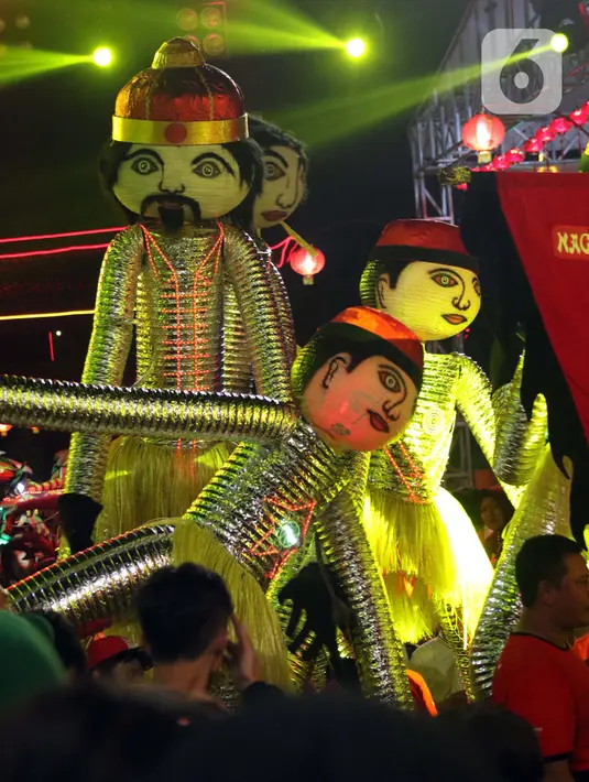 Peserta pawai Bogor Street Festival Cap Go Meh (CGM) 2020 yang digelar di Jalan Surya Kencana, Kota Bogor, Jawa Barat, Sabtu (8/2/2020). Festival bertema "Ajang Budaya Pemersatu Bangsa" dimeriahkan 25 kelompok barongsai-liong dan beragam tarian daerah. (Liputan6.com/Helmi Fithriansyah)