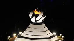 Api Paralimpiade secara bertahap padam saat upacara penutupan Paralimpiade Tokyo 2020 di Stadion Olimpiade, Tokyo, Jepang, Minggu (5/9/2021). (AP Photo/Eugene Hoshiko)