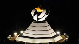 Api Paralimpiade secara bertahap padam saat upacara penutupan Paralimpiade Tokyo 2020 di Stadion Olimpiade, Tokyo, Jepang, Minggu (5/9/2021). (AP Photo/Eugene Hoshiko)