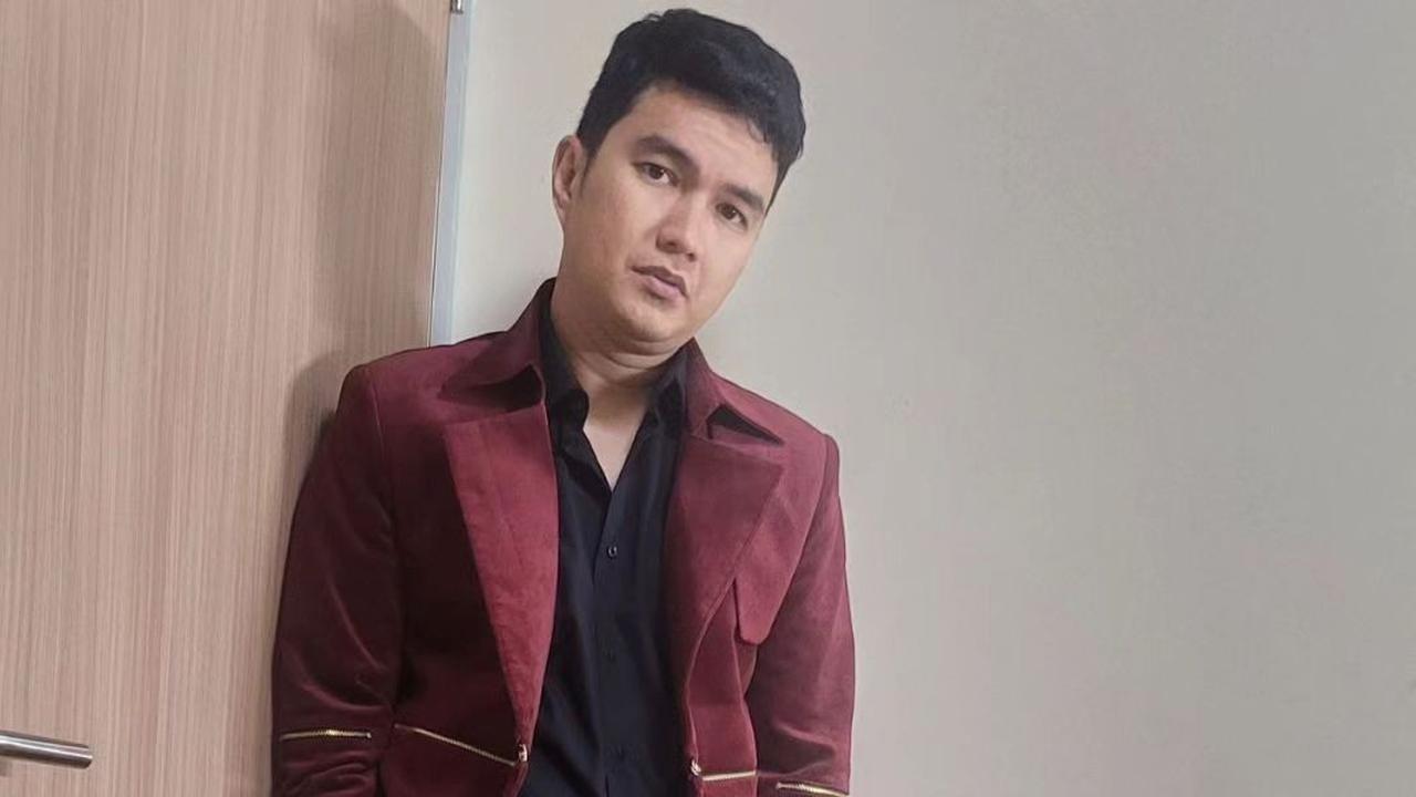 Subhanallah, Sebelum Berangkat Kerja Aldi Taher Cium Kaki dan Kening Sang Ibu Bikin Salut Netizen