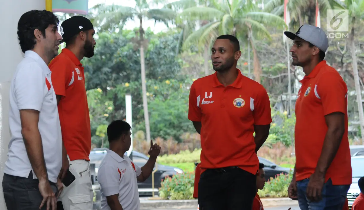 Pelatih Persija, Stefano Cugurra (kiri) berbincang dengan pemainnya jelang pertemuan bersama manajemen, pemain dan perwakilan suporter Persija serta pihak kepolisian di Jakarta, Senin (19/6). (Liputan6.com/Helmi Fithriansyah)