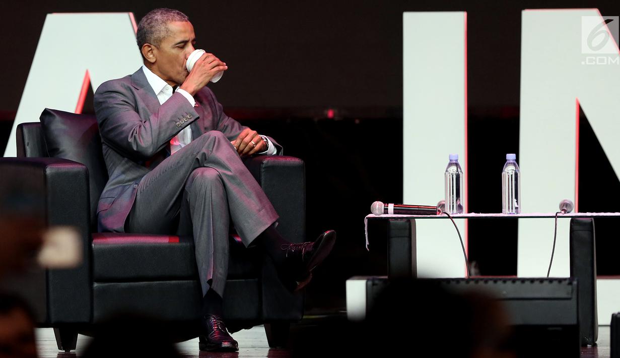Presiden AS ke-44, Barack Obama saat minum disela acara 4th Congress of Indonesian Diaspora di Kota Kasablanka, Jakarta, Sabtu (1/7). (Liputan6.com/Johan Tallo)