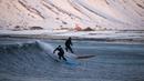 Peselancar beraksi dengan temperatur laut berkisar 5-65-6 ∞C dan juga temperatur udara   0∞C. di kawasan pantai  Flackstad, dekat Ramberg, kepulauan Lofoten, Arctic Circle, (10/3/2016). (AFP/Olivier Morin)