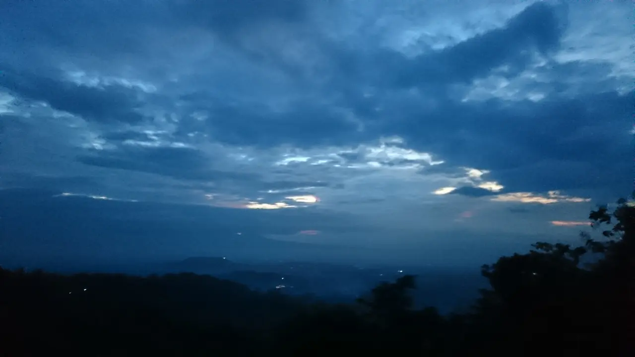 Sunrise berlatar Candi Borobudur di Punthuk Setumbu
