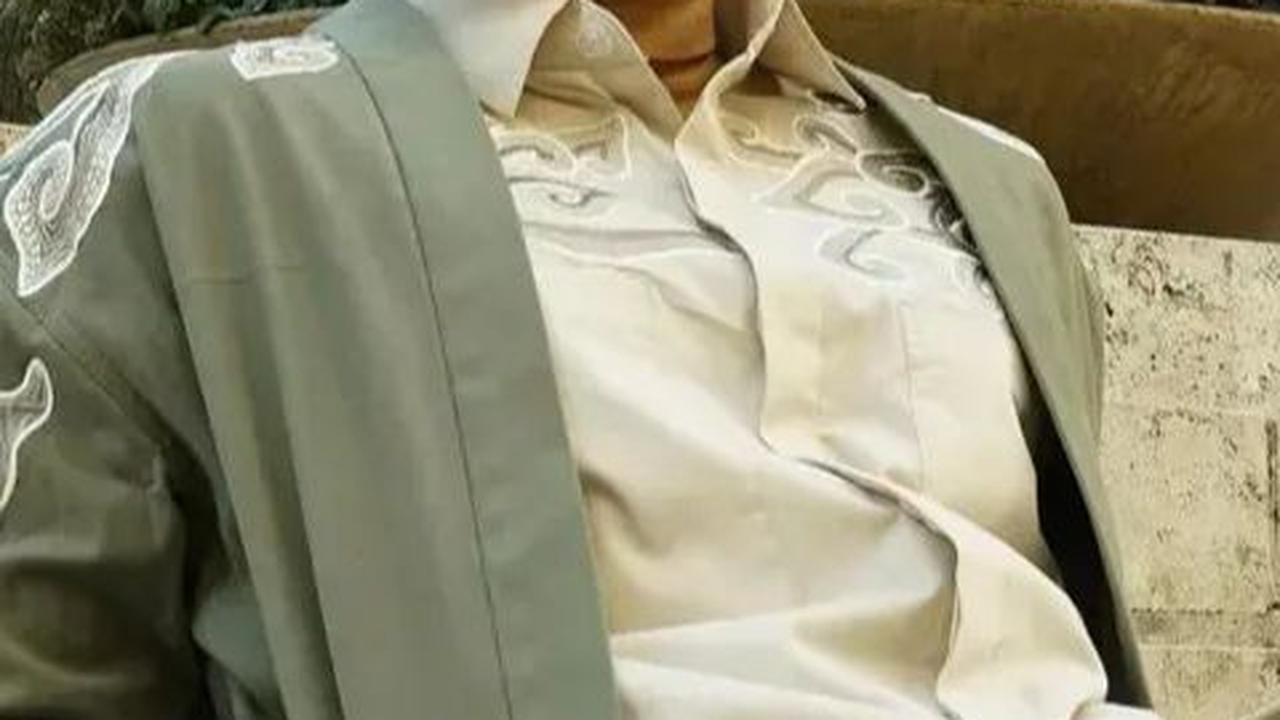 Sebelumnya, Verrell sempat terlihat tampil berkumis ketika pertama kali terjun ke dunia politik sebelum mengikuti Pemilu.