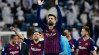 Bek Barcelona, Gerard Pique dan timnya berselebrasi setelah menang atas Real Madrid pada laga leg kedua semifinal Copa del Rey di Stadion Santiago Bernabeu, Rabu (27/2). Barcelona merebut tiket final Copa del Rey usai menang 3-0. (JAVIER SORIANO / AFP)