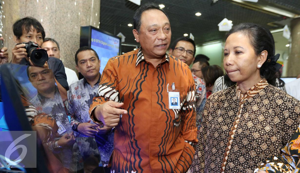 Menteri BUMN Rini M Soemarno menyimak penjelasan Dirut Bank BTN, Maryono saat acara HUT KPR BTN di Menara BTN, di Jakarta Selasa (14/12). Bank BTN menegaskan perannya sebagai Bank yang fokus pada pembiayaan perumahan. (Liputan6.com/Angga Yuniar)