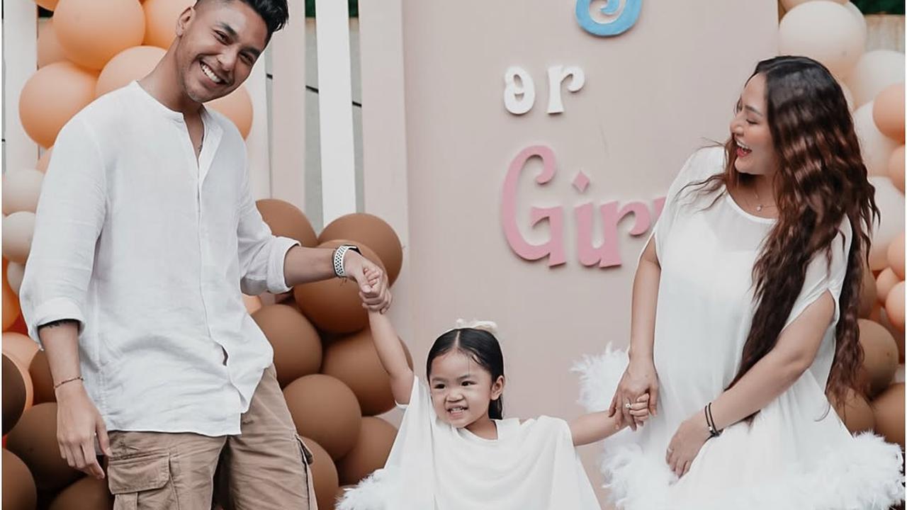 Potret Gender Reveal Anak Kedua Siti Badriah, Kompak Pakai Baju Serasi dengan Krisjiana dan Xarena
