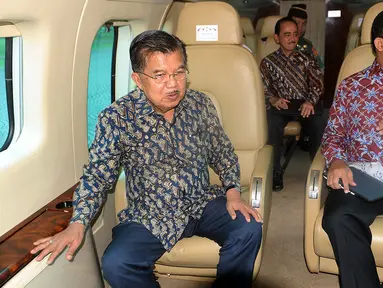 Wakil Presiden Jusuf Kalla (JK) berbincang dengan Gubernur DKI Jakarta Anies Baswedan saat meninjau sejumlah titik kemacetan menggunakan Helikopter Super Puma dari lapangan helipad, Monas, Jakarta, Senin (28/1). (Liputan6.com/HO/TIM MEDIA WAPRES)