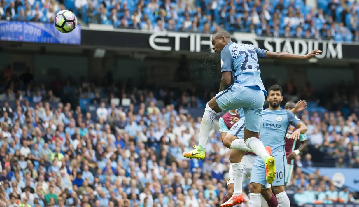 Aksi Fernandinho membawa Manchester City menang telak atas  West Ham United 3-0 di Etihad Stadium,  Manchester, (28/8/2016). (AFP/Jon Super)