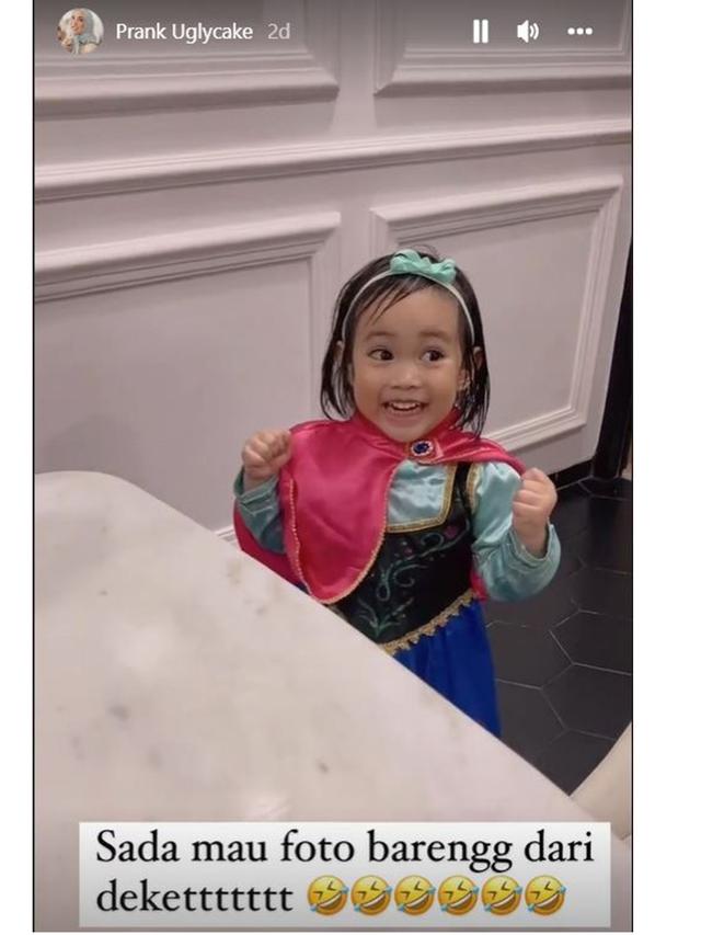 6 Potret Anak Fitri Tropica saat Dapat 'Ugly Cake', Ekspresinya Kocak