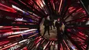 Orang-orang memotret "Out of The Dark" karya Tom Lambert, sebagai bagian dari festival Winter Lights di Canary Wharf, London, Rabu (18/1/2023). Festival Winter Lights kembali ke Canary Wharf untuk pertama kalinya sejak 2020. (AP Photo/Alberto Pezzali)