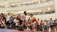 Pebasket Boston Celtics, Jaylen Brown, bermain bersama peserta Junior NBA di Pluit Village Mall, Minggu (29/7/2018). 16 anak terpilih menjadi Jr NBA Indonesia All-Star 2018. (Bola.com/M Iqbal Ichsan)