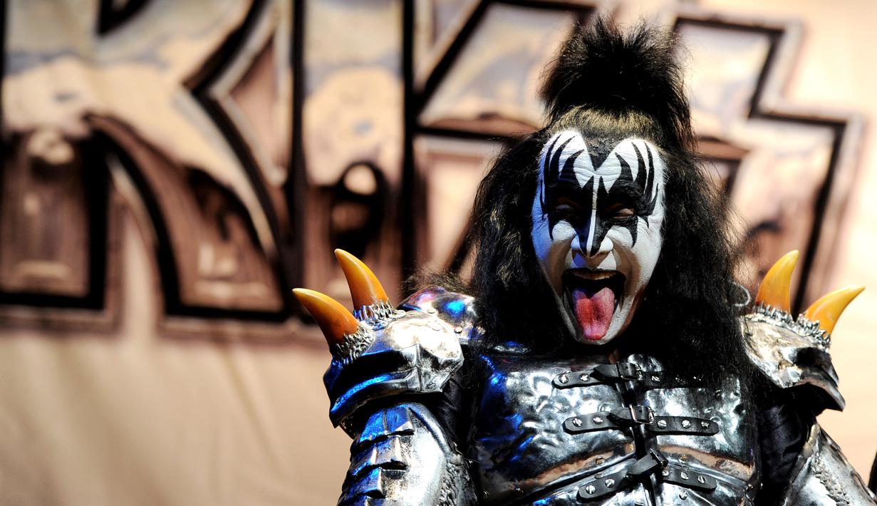 Musisi Gene Simmons dari grup rock KISS hadir pada sebuah konferensi pers untuk mengumumkan KISS dan Def Leppard "2014 Heroes Tour" di House of Blues pada tanggal 17 Maret 2014 di West Hollywood, California. (AFP Phto/Kevin Winter)