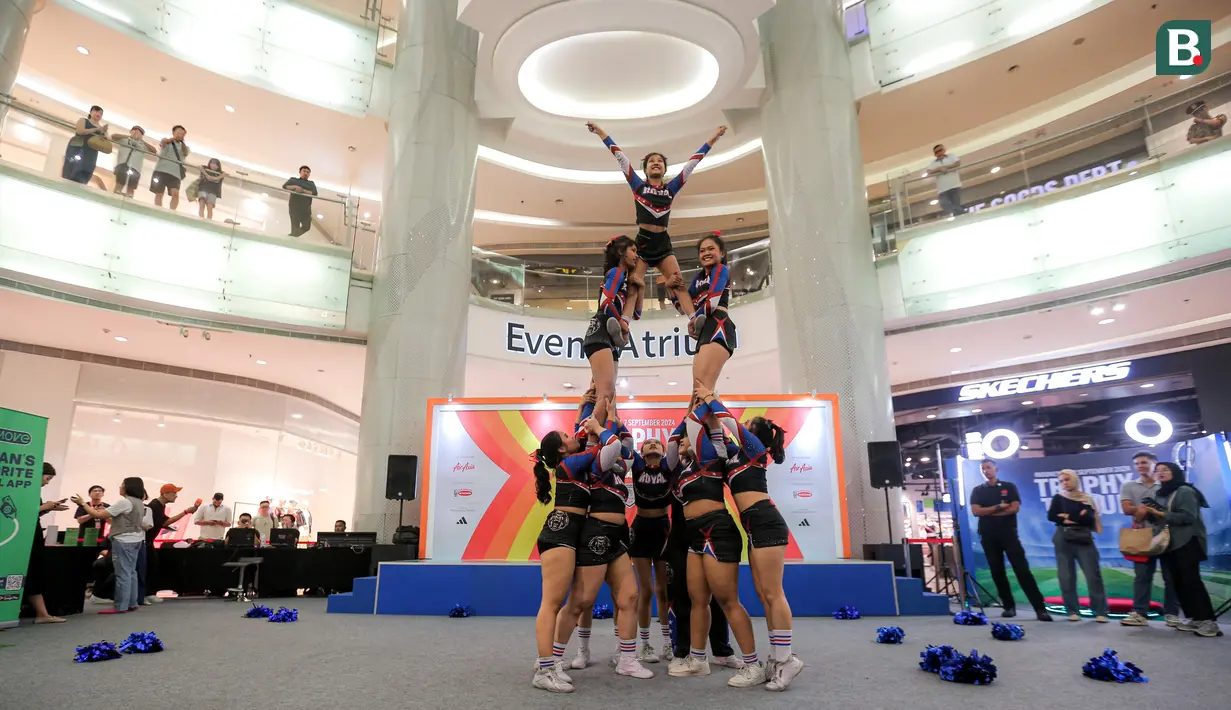<p>Penampilan cheerleader memeriahkan acara Trophy Tour ASEAN Club Championship Shopee Cup 2024 di LOTTE Shopping Avenue, Event Atrium, Jakarta Selatan pada Sabtu (07/09/2024). (Bola.com/Bagaskara Lazuardi)</p>