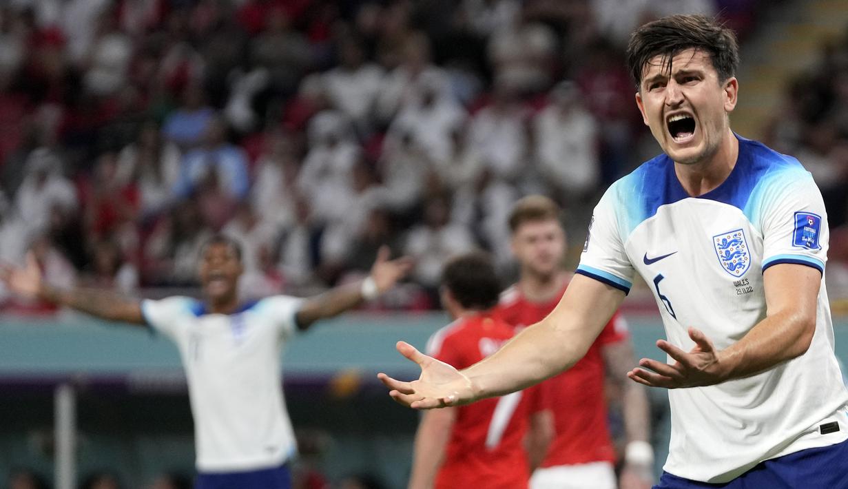 Harry Maguire. Meski penampilannya bersama Manchester United lebih banyak mendapat cibiran, namun pelatih Gareth Southgate tetap memberi kepercayaan kepada bek tengah berusia 29 tahun ini dalam skuad Three Lions. Di laga ketiga menghadapi Wales, Harry Maguire tampil penuh selama 90 menit dan mampu membuat para penyerang Wales tak berkutik dengan hanya melepaskan satu tembakan tepat sasaran sepanjang laga. Maguire tercatat melakukan 3 clearances, 1 intersep dan memenangi dua kali duel udara. (AP/Thanassis Stavrakis)