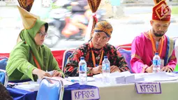 Petugas KPPS mengenakan pakaian adat pada pelaksanaan Pilkada Serentak 2018 di TPS XII Kelurahan Sei Mati, Kecamatan Medan Maimun, Rabu (27/6). Konsep berbeda ini untuk menarik minat masyarakat dalam menggunakan hak pilih. (Liputan6.com/Reza Perdana)