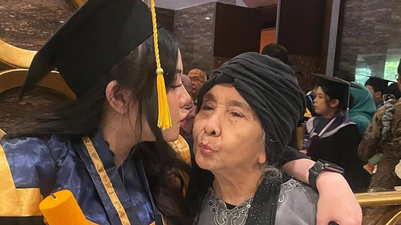 Lama Tak Muncul, 6 Potret Terbaru Aty Cancer Akrtis Senior Film 'Emak Ingin Naik Haji' yang Kini Usianya Sudah 76 Tahun