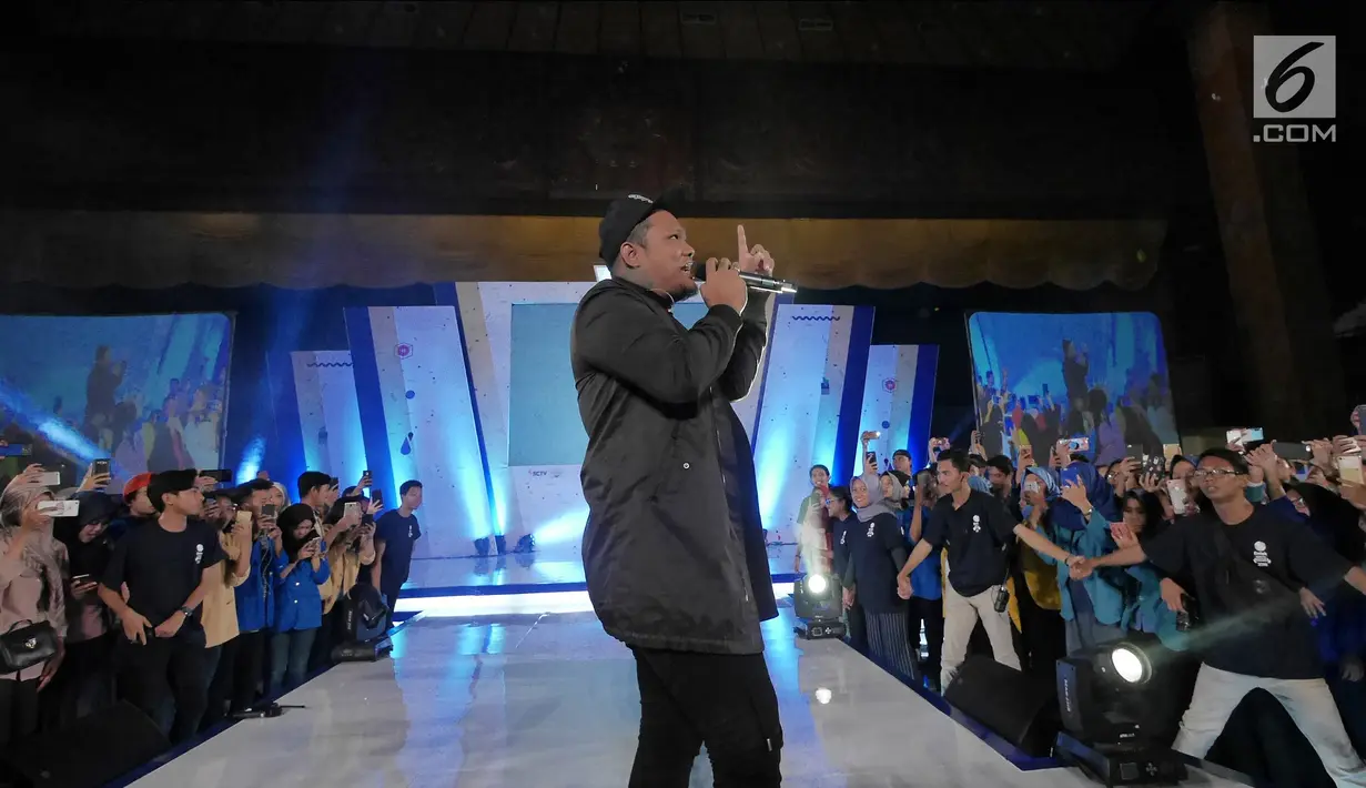 Penyanyi Virgoun saat tampil di acara Emtek Goes To Campus (EGTC) 2018 di Universitas Gadjah Mada, Yogyakarta, Rabu (17/10). Virgoun membawakan tiga lagu di antaranya Bukti dan Surat Cinta untuk Starla. (Liputan6.com/Herman Zakharia)