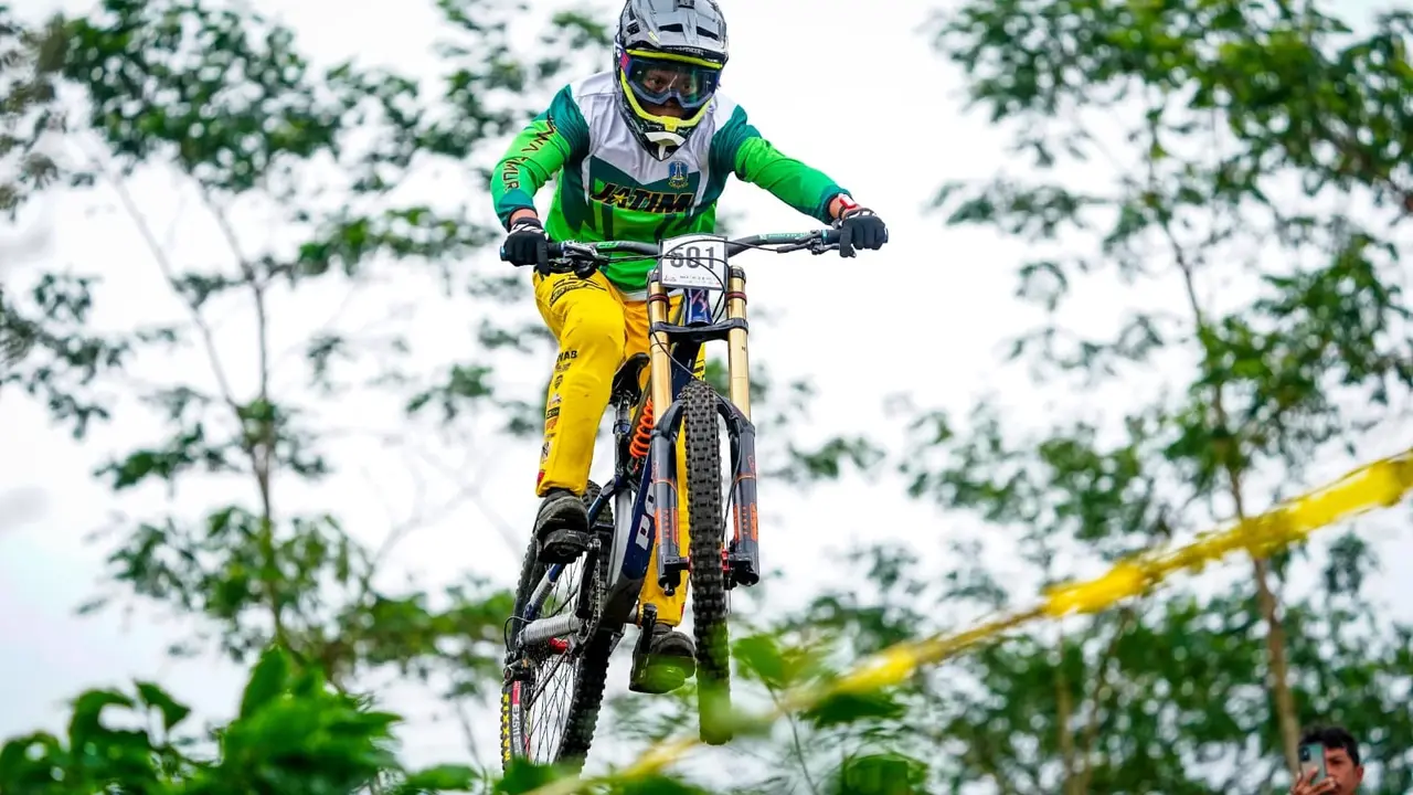 Salah satu pembalap dari Provinsi Jawa Timur,dari nomor downhill berakhsi dalam kejurnas INC 2022 di Banyuwangi (Istimewa)