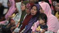 Penerima Program Keluarga Harapan (PKH) mendengarkan penyampaian Mensos Idrus Marham saat bertemu di GOR Sunter, Jakarta, Rabu (11/7). Sebanyak 37 keluarga di Sunter Jaya tidak lagi menerima bantuan tersebut sejak 2016. (Merdeka.com/Iqbal Nugroho)