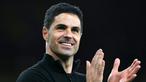 Pelatih Arsenal, Mikel Arteta, tampak bahagia setelah anak asuhnya berhasil meraih kemenangan penting saat menjamu Burnley dalam lanjutan Premier League di Emirates Stadium, Selasa (19/5/2026). (AFP/Glyn Kirk)