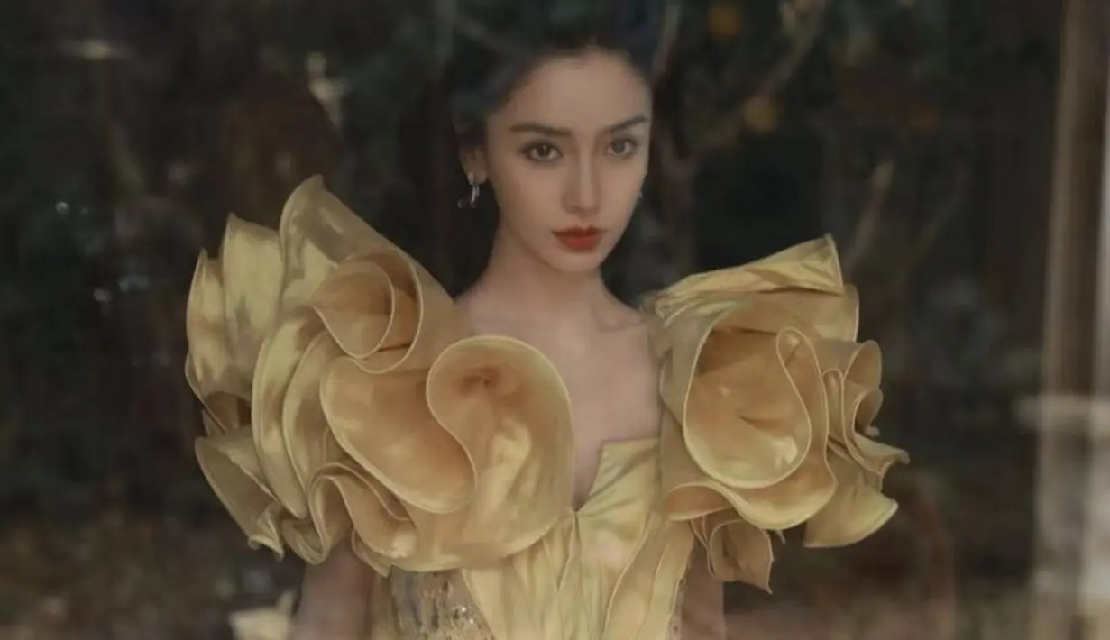 Kini, Angelababy juga dikenal sebagai salah satu pemain dalam Running Man versi China.