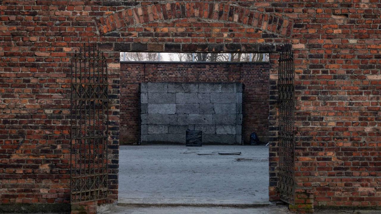 Tembok Kematian Saksi Bisu Kekejaman Nazi Eksekusi Korban Holocaust di Kamp Konsentrasi Auschwitz Polandia