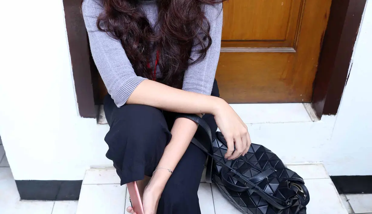 Suci Putia pelan-pelan memberikan pengertian adik-adiknya. Sekedar informasi Gatot Brajamusti menikah ketiga kalinya dengan Dewi Aminah pada 13 Agustus 1995. Dari pernikahannya dikaruniai tiga anak, Suci Patia, Nuendo, dan Alfa. (Nurwahyunan/Bintang.com)