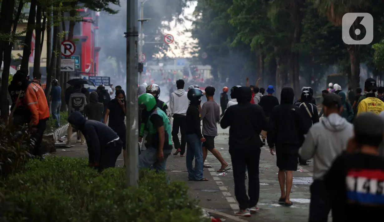 Kericuhan disebabkan tembakan gas air mata yang ditembakkan aparat Brimob dari dalam markas. (Liputan6.com/Helmi Fithriansyah)