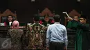 Wali Kota Surabaya Tri Rismaharini bersama dua saksi lainnya diambil sumpah sebelum memberi kesaksian terkait gugatan pengelolaan SMK/SMA oleh Pemprov Jawa Timur, di Mahkamah Kostitusi (MK), Jakarta, Rabu (8/6). (Liputan6.com/Faizal Fanani)