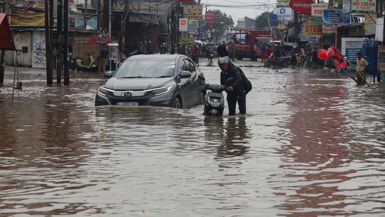 Kondisi terkini jalan penghubung Tangerang-Jakarta lumpuh akibat banjir