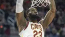 Pebasket Cleveland Cavaliers, LeBron James, memasukkan bola saat pertandingan melawan New Orleans Pelicans pada laga NBA di Quicken Loans Arena, Sabtu (31/3/2018). Cavaliers menang 107-102 atas Pelicans. (AP/Phil Long)