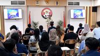 Wakil Ketua Komisi I DPR RI, Dave Akbarshah Fikarno Laksono, saat menjadi pembicara kunci di pembukaan Sekolah P3SPS (Pedoman Perilaku Penyiaran dan Standar Program Siaran) KPI (Komisi Penyiaran Indonesia) Angkatan 53 di Kantor KPI Pusat, Rabu (12/3/2025) (KPI/Agung R)
