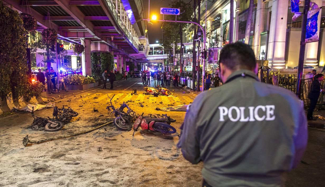 Sesosok mayat ditutupi kain putih di sekitar lokasi meledaknya bom motor di luar Kuil Erawan di pusat kota Bangkok, Thailand, Senin (17/8/2015). Bom motor tersebut diketahui telah menewaskan sekitar 27 warga. (REUTERS/Athit Perawongmetha)