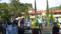 Aksi unjuk rasa ratusan calon dokter spesialis di kampus Unsrat Manado menuntut pengurangan BOP.