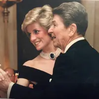 Simak seperti cerita di balik pelelangan gaun beludru Putri Diana (Foto: instagram/officialpaulburrell)