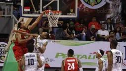 Pebasket tim Merah, Lowhorn Alexandrod, memasukan bola saat melawan tim Putih pada laga IBL All Star di Britama Arena, Jakarta, Minggu (7/1/2018). Tim Putih menang 130-114 atas tim Merah. (Bola.com/M Iqbal Ichsan)