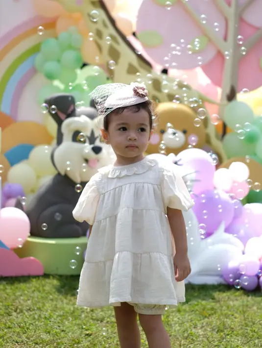Cara Rise tampak menggemaskan dengan dress putih selutut yang dipermanis dengan aksesoris kepala khas putri Inggris. (Foto: Instgaram/ riantic)
