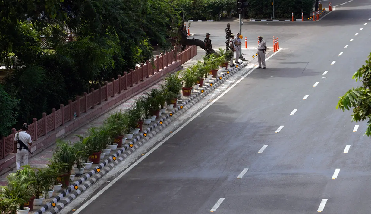 Dengan langkah-langkah keamanan ketat yang dilakukan oleh Kepolisian Delhi, pemerintah juga telah mengumumkan penutupan sejumlah bisnis. (AP Photo/Manish Swarup)