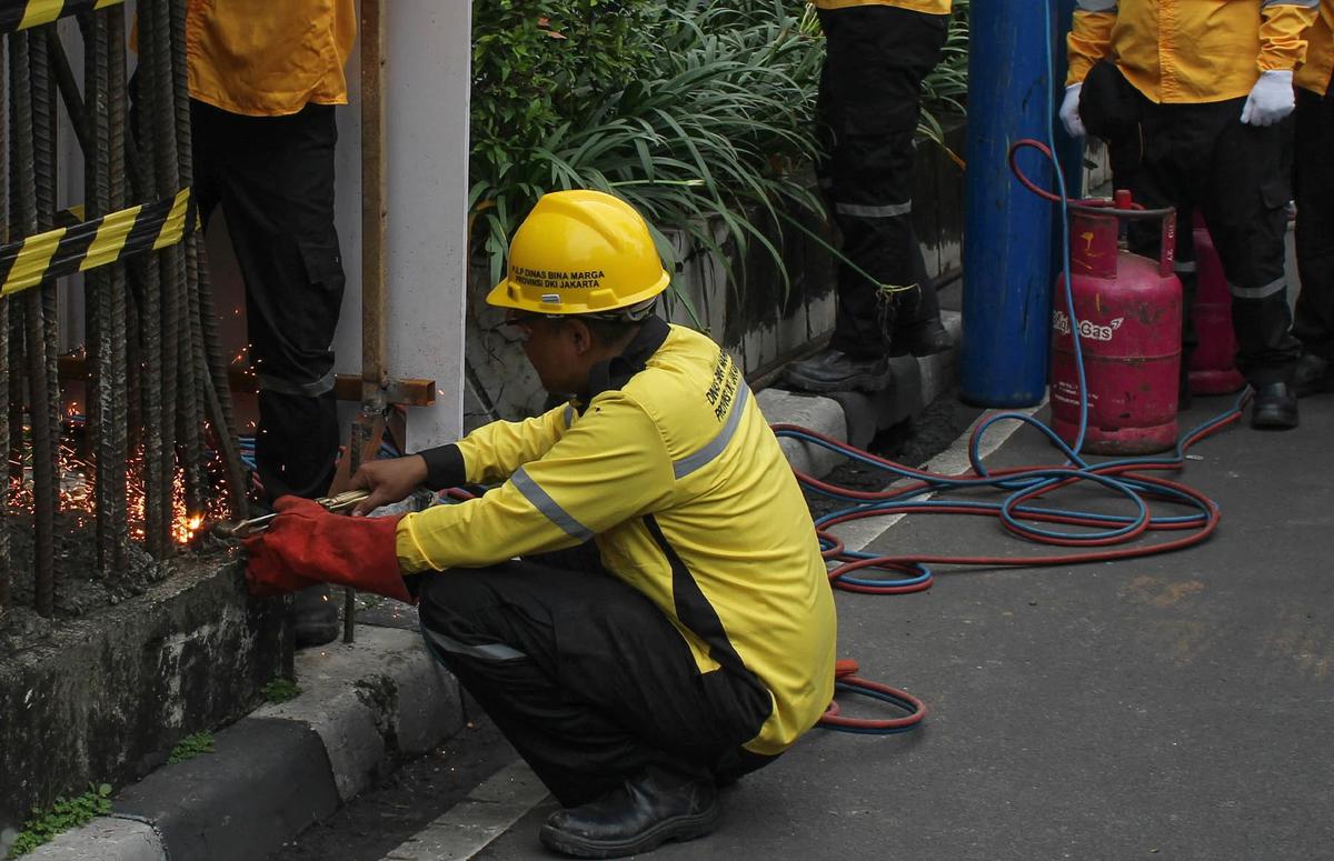 FOTO: Pemprov DKI Mulai Bongkar Tiang Monorel Mangkrak di Jalan HR Rasuna Said