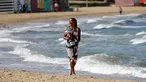 Petenis Jepang, Naomi Osaka membawa trofi juara tunggal putri Australia Terbuka 2019 di Pantai Brighton Melbourne, Australia, Minggu (27/1). Osaka meraih juara setelah mengalahkan Petra Kvitova di final. (AP Photo/Aaron Favila)