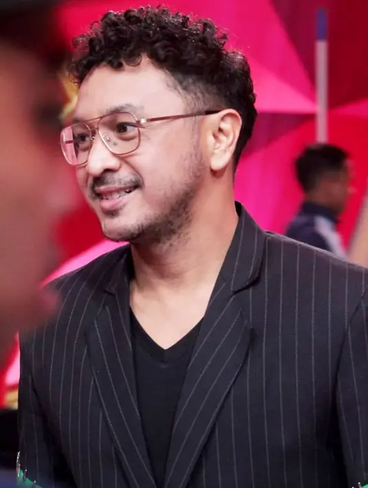 Selain lagu yang akan dibawakannya memang sungguh luar biasa, yakni ‘Sendiri’ dan sempat dibawakan mendiang Chrisye, produser Musica Studio's, Indrawati Widjaja atau yang karab disapa Bu Acin berhasil membangun kepercayaan diri Giring. (Instagram/giring)