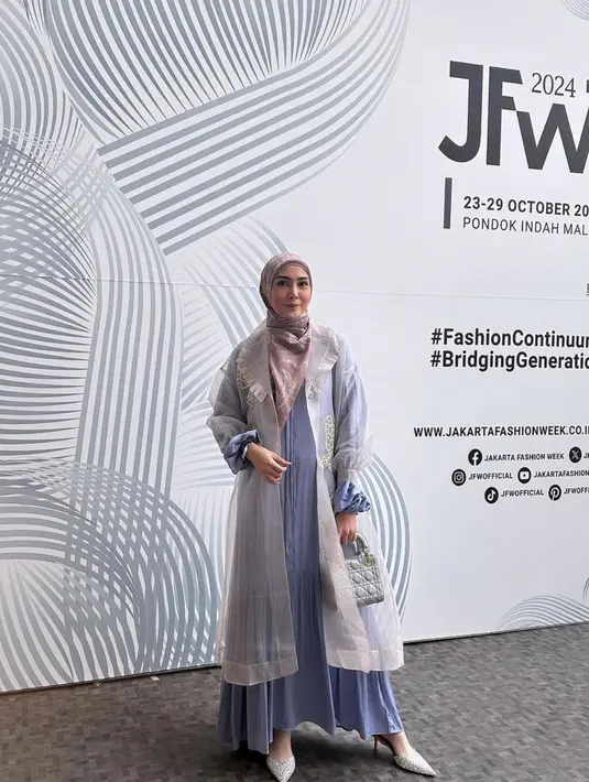 Meskipun jarang tampil di layar kaca, namun sosok Fenita Arie terus menginspirasi melalui media sosialnya. Gaya fashion modest-nya begitu menawan dan bisa diaplikasikan oleh siapapun. [Foto: instagram/ Fenita Arie]