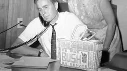File foto 6 Juni 1964, George H.W. Bush didampingi istrinya Barbara, saat mencalonkan diri untuk kursi Senat AS dari Partai Republik sedang berada berada di Houston. Presiden ke-41 AS itu meninggal pada usia 94 tahun.  (AP Photo/Ed Kolenovsky, File)