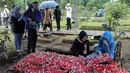 Kakak Dea Imut, Reza dimakamkan di TPU Pondok Kelapa 2, Jakarta Timur, Senin (15/1/2018). Susasana haru mewarnai pemakaman lantaran kepergiannya mengagetkan banyak pihak. (Deki Prayoga/Bintang.com)
