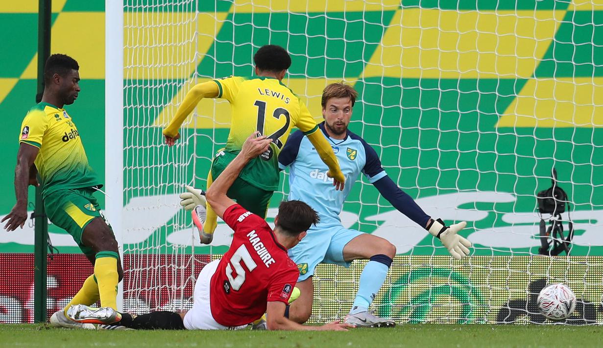 Pemain Manchester United, Harry Maguire (bawah) mencetak gol ke gawang Norwich City pada laga perempat final Piala FA 2019/2020 di Carrow Road, Norwich, Inggris, 27 Juni 2020 waktu setempat. Maguire sukses mencetak gol penentuk kemenangan MU pada menit ke-118. Laga tersebut berjalan hingga babak tambahan 2x15 menit setelah skor imbang 1-1 pada waktu normal. (AFP/Pool/Catherine Ivill)