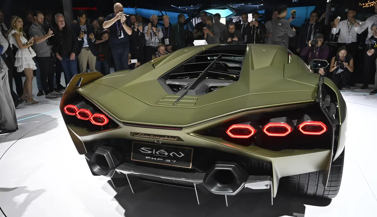 Pengunjung melihat Supercar hybrid Lamborghini Sian yang dipamerkan dalam IAA Auto Show di Frankfurt, Jerman, Selasa (10/9/2019). Mobil listrik pertama keluaran Lamborghini yang diberi nama Sian FKP 37 ini menampakkan dirinya secara perdana di hadapan publik. (Tobias SCHWARZ/AFP)