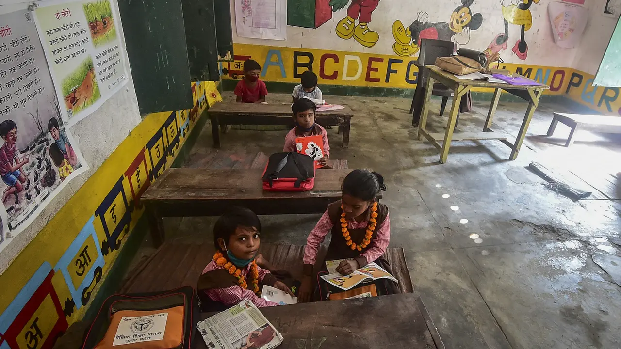 FOTO: Lockdown COVID-19 Dilonggarkan, Siswa di India Mulai Sekolah Tatap Muka